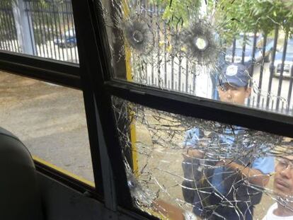 Agujeros de bala en un bus tras el atentado que dej&oacute; cinco muertos.