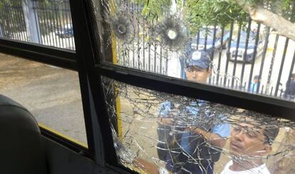 Agujeros de bala en un bus tras el atentado que dejó cinco muertos.