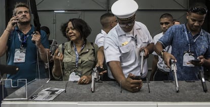 Armamento de Taurus exhibido en una feria internacional de productos de defensa en Río de Janeiro.