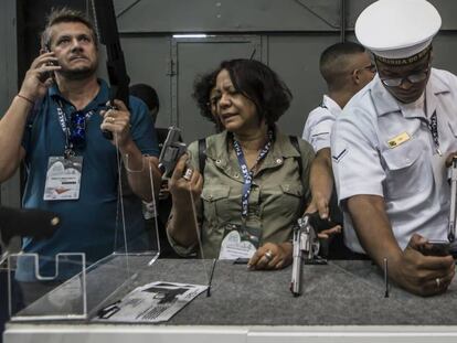 Armamento de Taurus exhibido en una feria internacional de productos de defensa en Río de Janeiro.