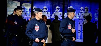 Agentes de la fuerza especial CRS de la policía nacional patrullan los exteriores de las Galeries Lafayette en París.