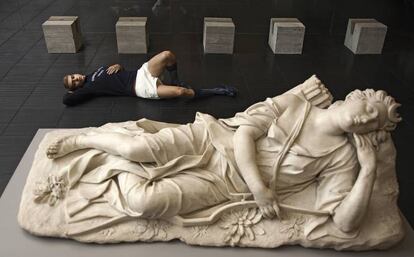 La escultura, parte de la colección del MASP, es una ‘Diana durmiente’ (1690-1700), del escultor Giuseppe Mazzuoli. El modelo lleva jersey Loewe, bermudas Gucci, calcetines Prada y chanclas Havaianas.