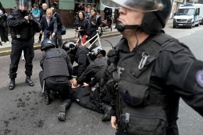 Elementos de la policía detiene a un manifestante antigubernamental frente al Congreso en Buenos Aires (Argentina), este 12 de junio.