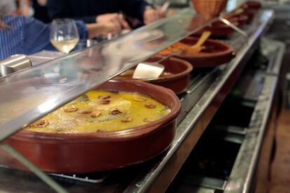 La barra del Rotterdam, en Bilbao, con sus características cazuelas.