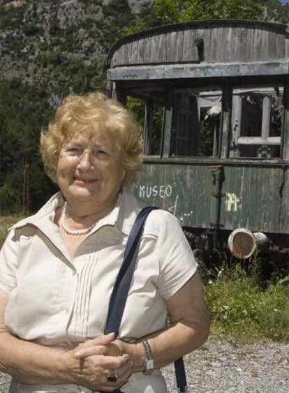 Lola Pardo, frente a un viejo tren en la estación de Canfranc.
