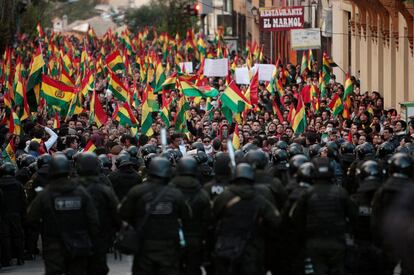 Manifestantes opositores al Gobierno se concentran frente a la sede del Tribunal Electoral en La Paz, el jueves 24 de octubre. Este organismo ha declarado ganador al actual presidente, Evo Morales, entre acusaciones de fraude por parte de la oposición.