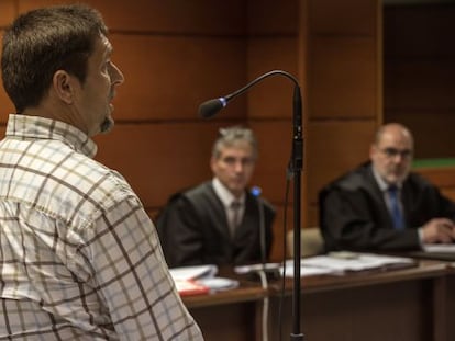 José Manuel Francisco (i), entrenador de la trainera de Urdaibai en 2010 declara en la Audiencia Provincial de Vizcaya.