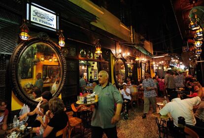 Mesas del café El Fishawy, en el gran bazar Khan Al-Khalili de El Cairo.