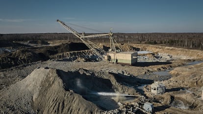 Una excavadora extrae materiales de tierras raras en la región de Yitomir, el pasado 25 de febrero. 