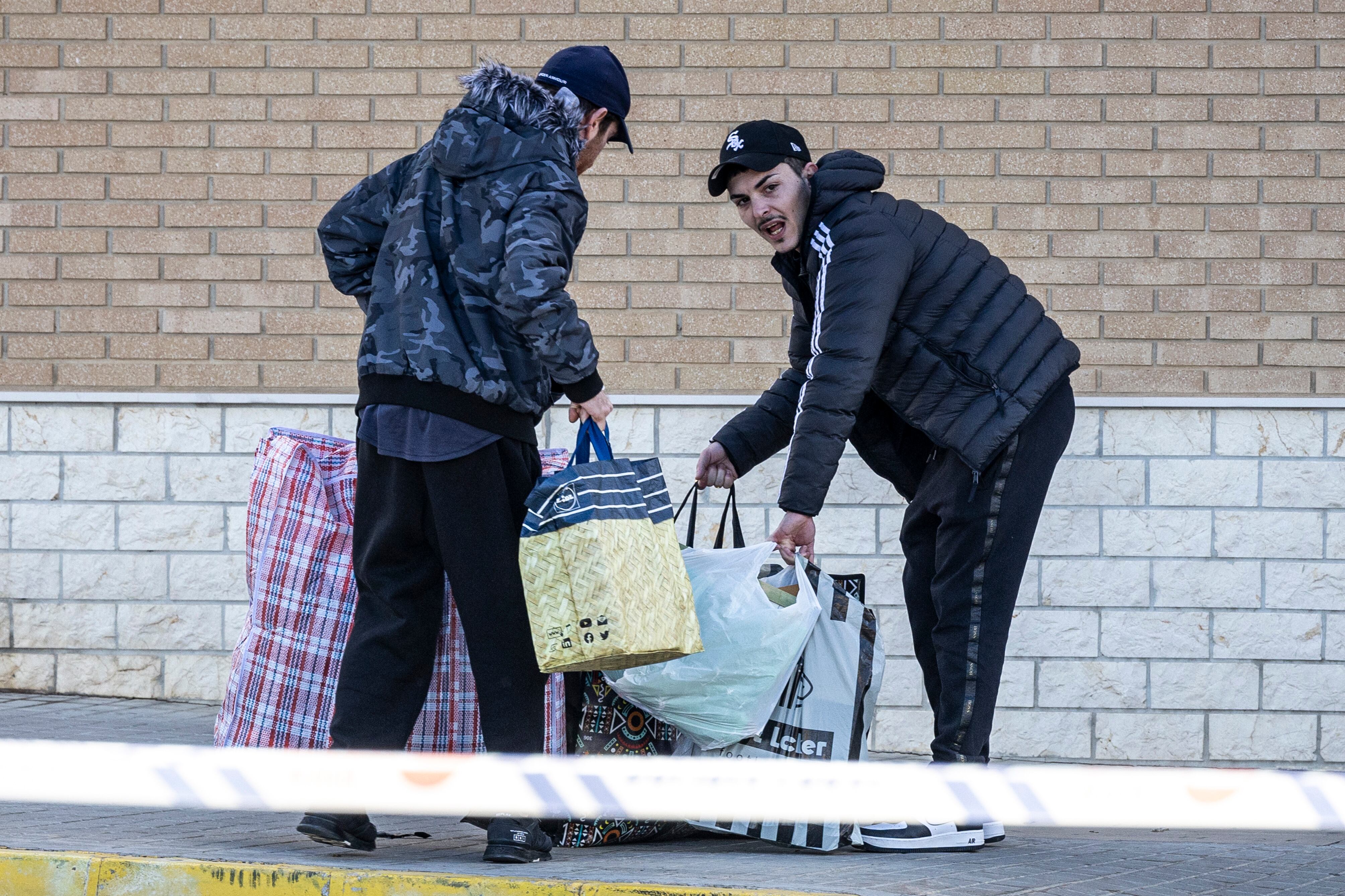 Algunas de las personas que han sacado sus pertenencias de las casas ocupadas en Montserrat este miércoles. 