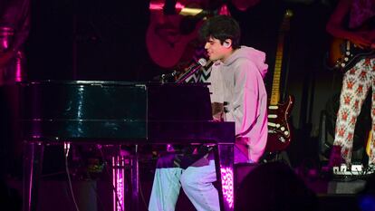 El cantante Iñigo Quintero durante su primera actuación multitudinaria con motivo del concierto colectivo de Cadena 100 Por Ellas celebrado en el WiZink Center de Madrid el sábado 21 de octubre.