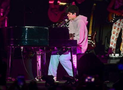 El cantante Iñigo Quintero durante su primera actuación multitudinaria con motivo del concierto colectivo de Cadena 100 Por Ellas celebrado en el WiZink Center de Madrid el sábado 21 de octubre.