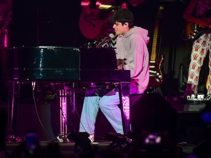 El cantante Iñigo Quintero durante su primera actuación multitudinaria con motivo del concierto colectivo de Cadena 100 Por Ellas celebrado en el WiZink Center de Madrid el sábado 21 de octubre.