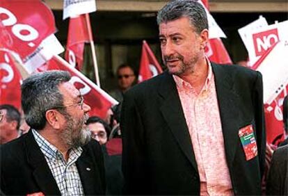 Cándido Méndez y José María Fidalgo, durante la concentración de 15 minutos en la sede de CC OO.