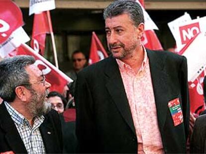 Cándido Méndez y José María Fidalgo, durante la concentración de 15 minutos en la sede de CC OO.