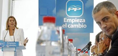 Cospedal, durante su intervención en el foro sobre pymes. A la derecha, Ricardo Costa.