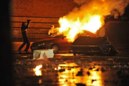 Jóvenes nacionalistas prenden fuego a un coche durante los enfrentamientos en ocasión de la marcha orangista