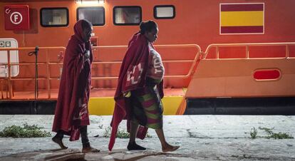 Una mujer embarazada llega al puerto de Málaga tras ser rescatada en octubre de 2018.