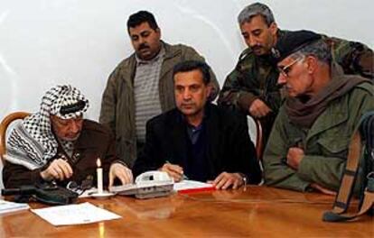 El presidente de la Autoridad Palestina, Yasir Arafat, encerrado el viernes en su oficina, en una foto facilitada por sus colaboradores.