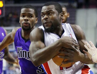 Will Bynum entra a canasta ante Aaron Brooks, de los Sacramento Kings.