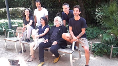 D'esquerra a dreta: Valèria Gaillard, José Eduardo Agualusa, Eva Baltasar, Jaume Copons, Òscar Julve i Ximo Abadía.