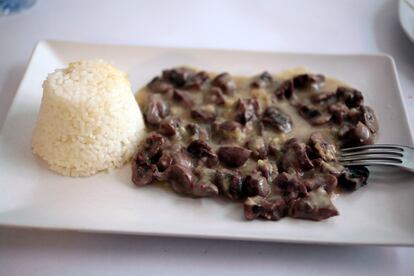 Una ración de riñones al jerez con arroz del local El Comunista.