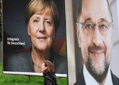 Carteles de Merkel y de Schulz este domingo en Hamburgo.