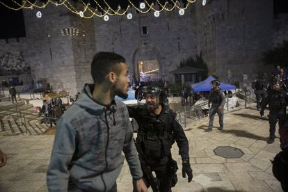 Tras la oración del anochecer, cientos de asistentes arrojaron piedras y otros objetos a las fuerzas de seguridad israelíes, que irrumpieron en el santuario religioso a pesar de que cuenta con un estatuto especial bajo la custodia de una fundación dependiente del rey de Jordania. En la imagen, un policía israelí grita a un palestino para que abandona la Puerta de Damasco hacia la Ciudad Vieja de Jerusalén después de los enfrentamientos en el complejo de la mezquita Al-Aqsa.