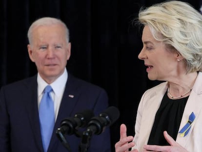 La presidenta de la Comisión Europea, Ursula von der Leyen, y el presidente de EE UU, Joe Biden, el 25 de marzo en Bruselas.