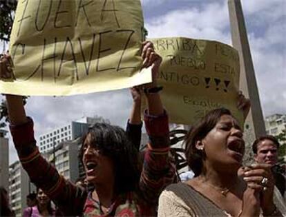 Un grupo de venezolanos se manifiestan contra el presidente Chávez en las calles de Caracas.