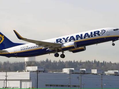 Un avión de Ryanair en pleno despegue 