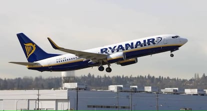 Un avión de Ryanair en pleno despegue 