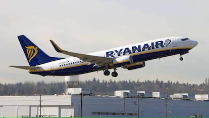 Un avión de Ryanair en pleno despegue 