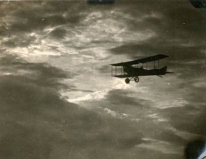 Aunque se habían usado antes, la Primera Guerra Mundial fue el conflicto que consagró las aeronaves (aviones y dirigibles) como armas de guerra. Las aeronaves, en su mayoría de tela y madera para ahorrar peso, se enfrentaban entre sí armados con ametralladoras. Gracias al trabajo del holandés Anton Fokker, que trabajaba al servicio de los alemanes, desde 1915 estas pudieron disparar entre las hélices. Había surgido el caza.