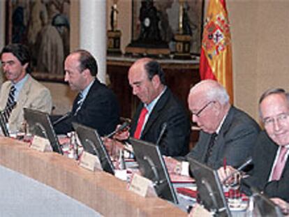 Francisco González, Ernesto Zedillo, José María Aznar, Miguel Á. Cortés, Emilio Botín, Jesús de Polanco y Manuel Pizarro, de izquierda a derecha.