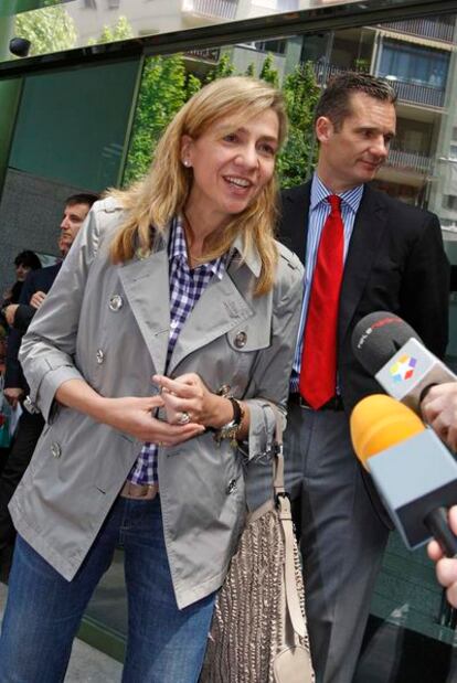 La infanta Cristina e Iñaki Urdangarín, al salir del hospital.