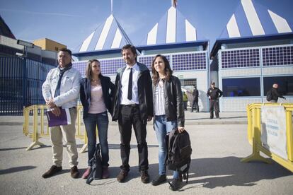 Los representantes de Podemos, Juan Antonio Delgado, Irene Montero, Rafa Mayoral e Ione Belarra, frente al CIE de Aluche.