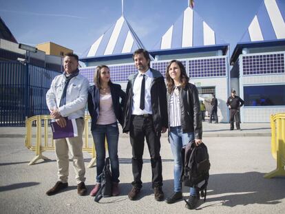 Los representantes de Podemos, Juan Antonio Delgado, Irene Montero, Rafa Mayoral e Ione Belarra, frente al CIE de Aluche.