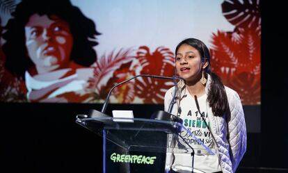 Laura Zuniga, hija de Berta Cáceres, ambientalista asesinada hace un año en Honduras, recoge un premio otorgado a su madre en Madrid.