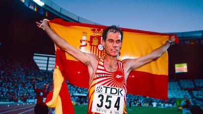 Abel Antón celebra su triunfo en la prueba de Maratón de los Mundiales de Atletismo de Sevilla de 1999, hace 25 años.