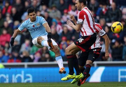 Agüero dispara a portería durante el partido ante el Sunderland