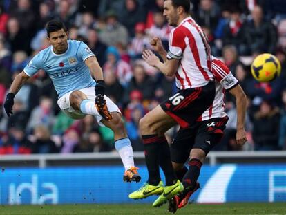 Agüero dispara a portería durante el partido ante el Sunderland