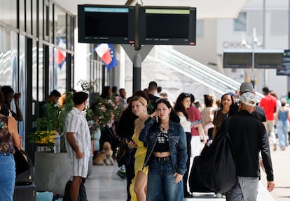 Usuarios esperan en la estación de tren de Cannes tras el apagón.