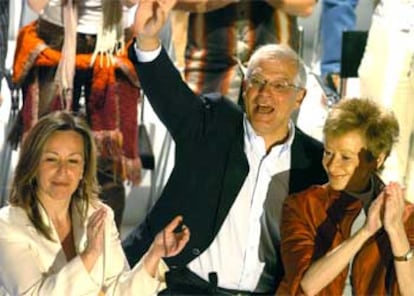 José Borrell junto a Trinidad Jiménez y María Teresa Fernández de la Vega, durante el acto que han celebrado hoy en Madrid para presentar el "Manifiesto Europeo".
