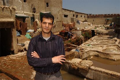 Mohamed Haddad, el pasado día 1 de mayo, en un centro de curtidores de piel en Tetuán (Marruecos).