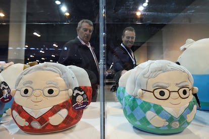 Juguetes con las caras de Warren Buffett y Charlie Munger, en la junta anual de Berkshire Hathaway, en Omaha (Nebraska, EE UU), el 3 de mayo.