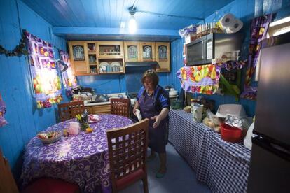 La esposa del profesor Jaime Mayolo en la cocina de su casa, que es también un vagón.