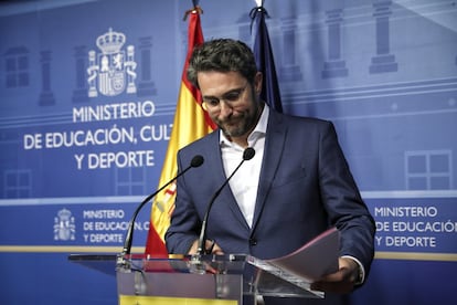 Màxim Huerta presenta su dimisión como ministro de Cultura y Deportes, solo seis días después de haber asumido esta cartera, tras descubrirse que fue condenado por un fraude fiscal de 256.000 euros por lo que tuvo que pagar una multa de 365.000 euros.