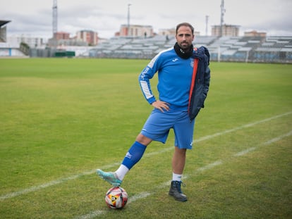 El jugador de la Arandina Jorge González, 'Pesca', con parte de su ropa de trabajo de pescadero, en el estadio Juan Carlos Higuero.