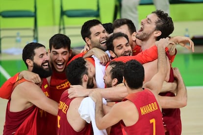 Los jugadores del equipo español de baloncesto celebran su victoria frente a Australia, el 21 de agosto.